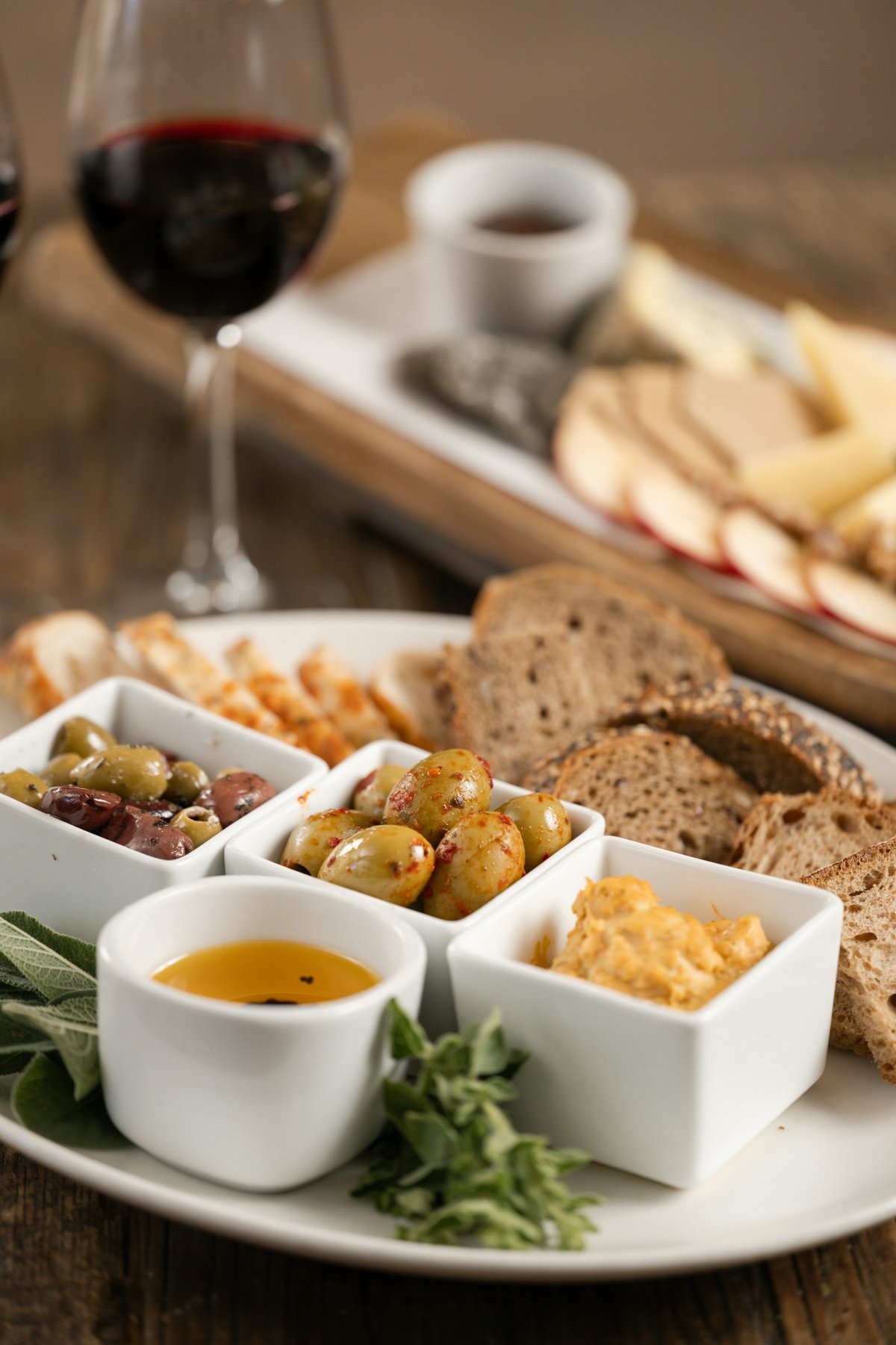 Queijos variados e vinho tinto à mesa, um convite para compartilhar bons momentos